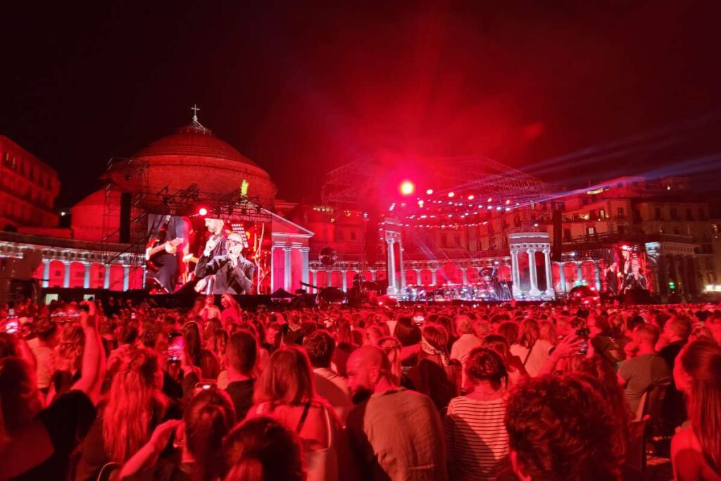 Gigi D'Alessio concerto piazza del Plebiscito Napoli successo